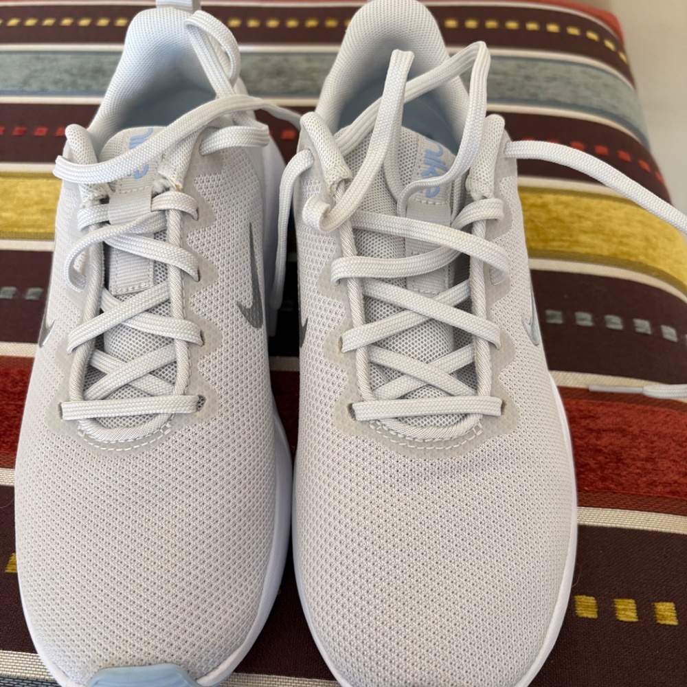 Women’s Nike sneaker size 7 - Picture 3 of 3